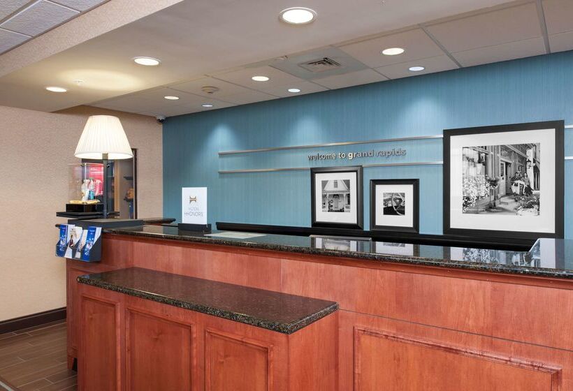 هتل Hampton Inn & Suites Grand Rapids Airport 28th St