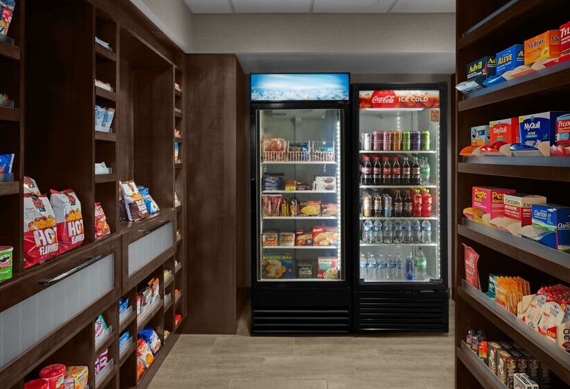 هتل Hampton Inn & Suites Grand Rapids Airport 28th St