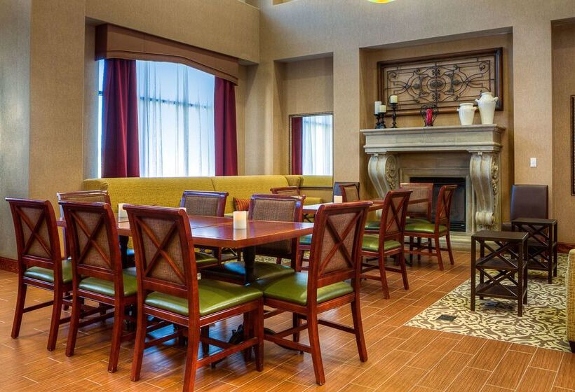 Отель Hampton Inn & Suites Mountain Home
