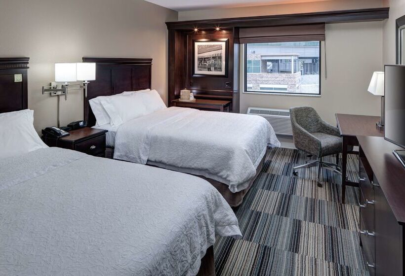 هتل Hampton Inn & Suites Omaha Downtown