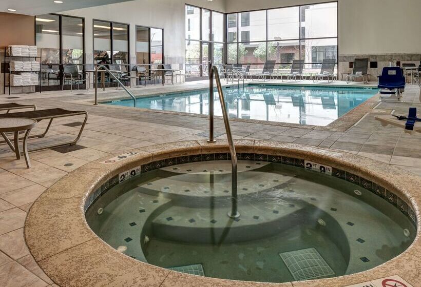 هتل Hampton Inn & Suites Omaha Downtown