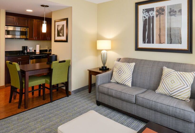 هتل Homewood Suites By Hilton Fresno