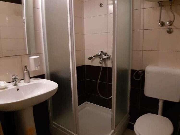 مسافرخانه Carol Rooms