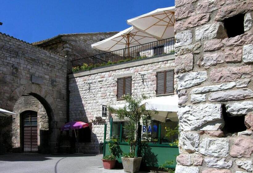 فندق Albergo La Rocca