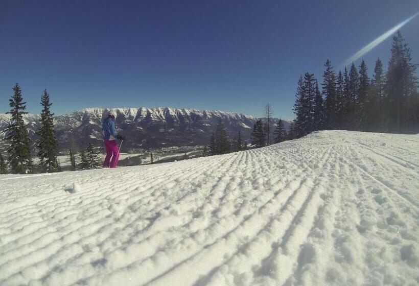 בית מלון כפרי Fernie Slopeside Lodge