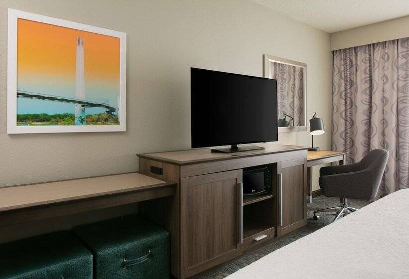 هتل Hampton Inn Council Bluffs