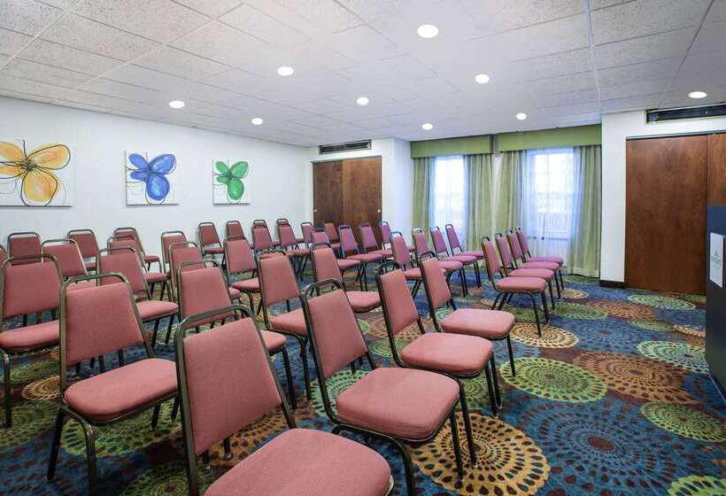 בית מלון כפרי Wingate By Wyndham Roseville/detroit