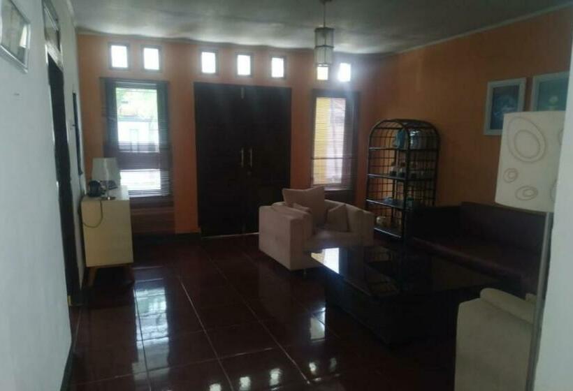 هتل Oyo 90699 Yellow White Guesthouse Palu