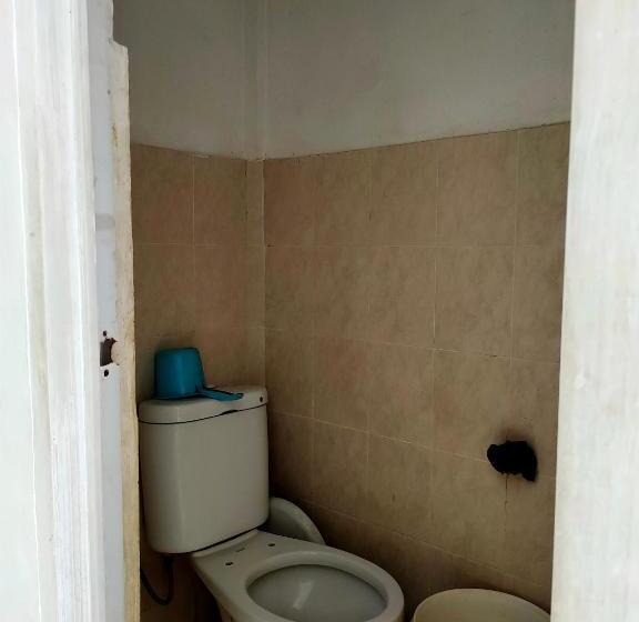 هتل Oyo 90699 Yellow White Guesthouse Palu