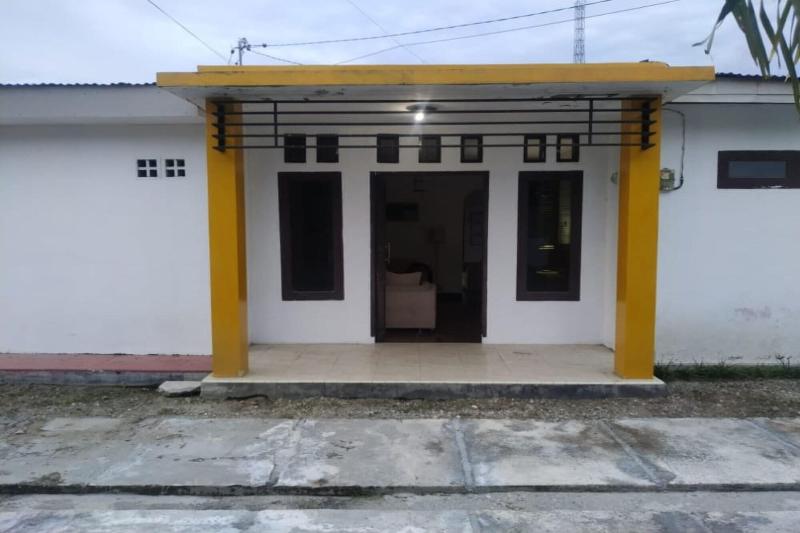 هتل Oyo 90699 Yellow White Guesthouse Palu