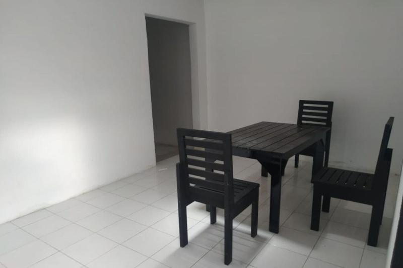 هتل Oyo 90699 Yellow White Guesthouse Palu