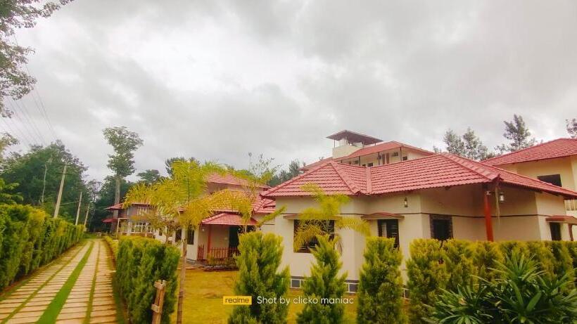 בית מלון כפרי The Excellency Resort & Spa, Coorg