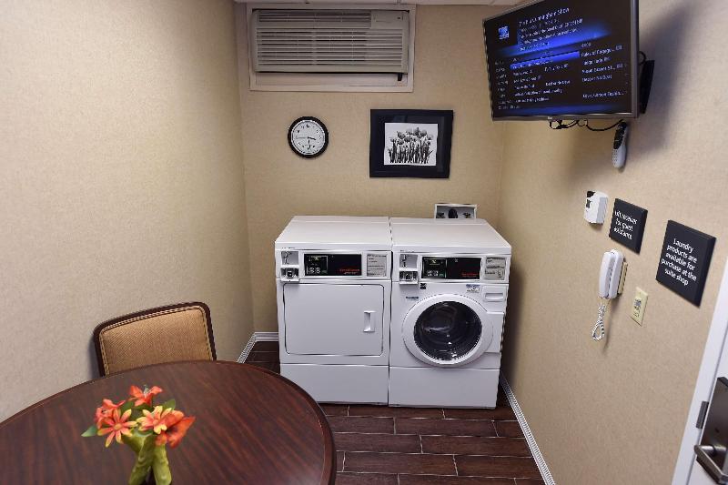 בית מלון כפרי Hampton Inn & Suites Alexandria