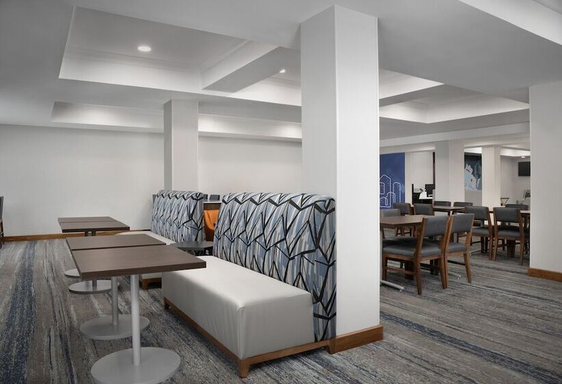 هتل Holiday Inn Express & Suites Alexandria   Fort Belvoir, An Ihg