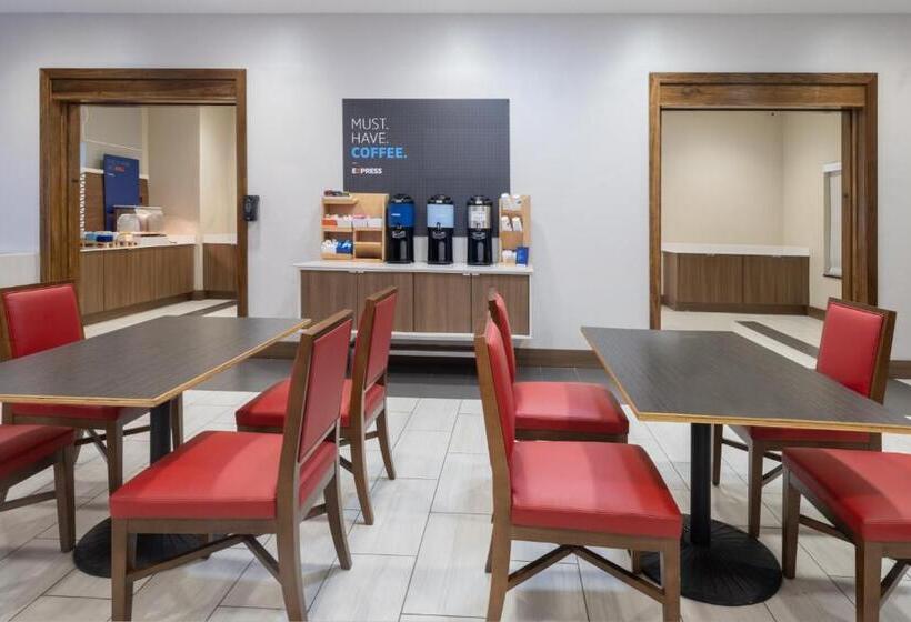 هتل Holiday Inn Express & Suites Dallas East   Fair Park, An Ihg