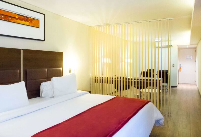 Howard Johnson La Cañada Hotel & Suites