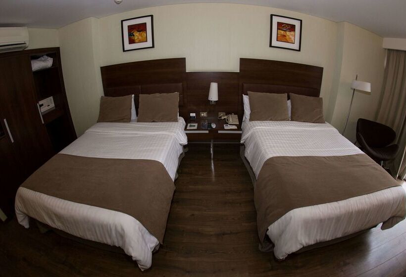 Howard Johnson La Cañada Hotel & Suites