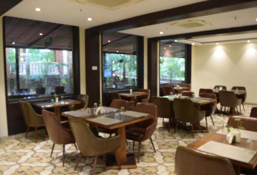리조트 Sea Breeze Sarovar Portico Varca Goa
