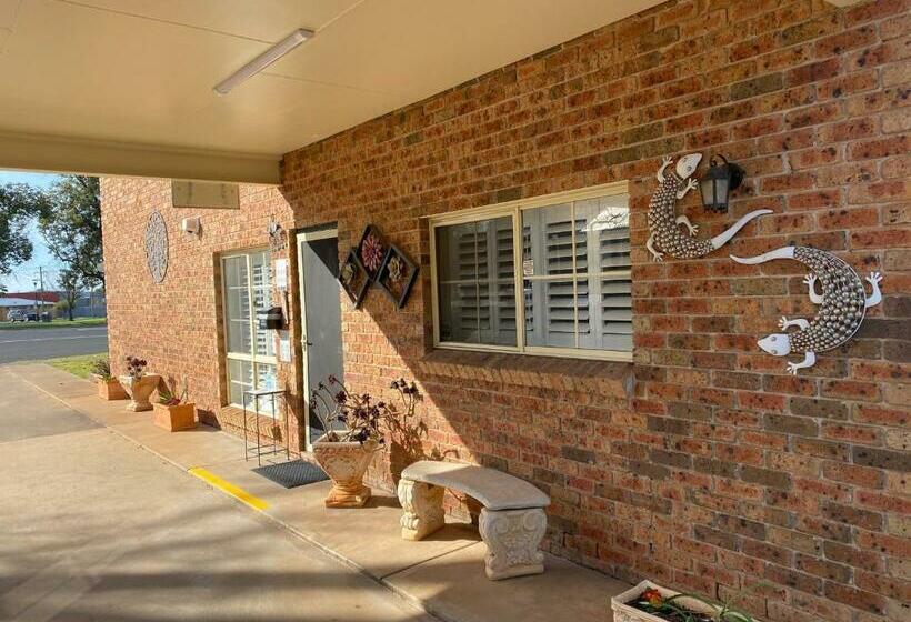 فندق All Settlers Motor Inn Parkes