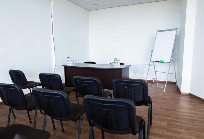 בית מלון כפרי Ostrov River Club