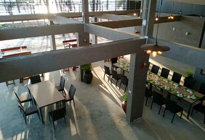 هتل The Chevalley Beach Resort