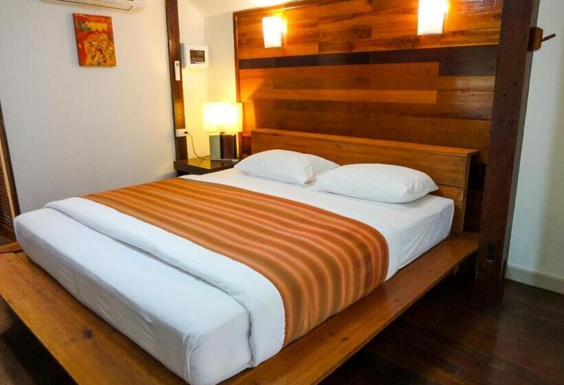 هتل The Chevalley Beach Resort