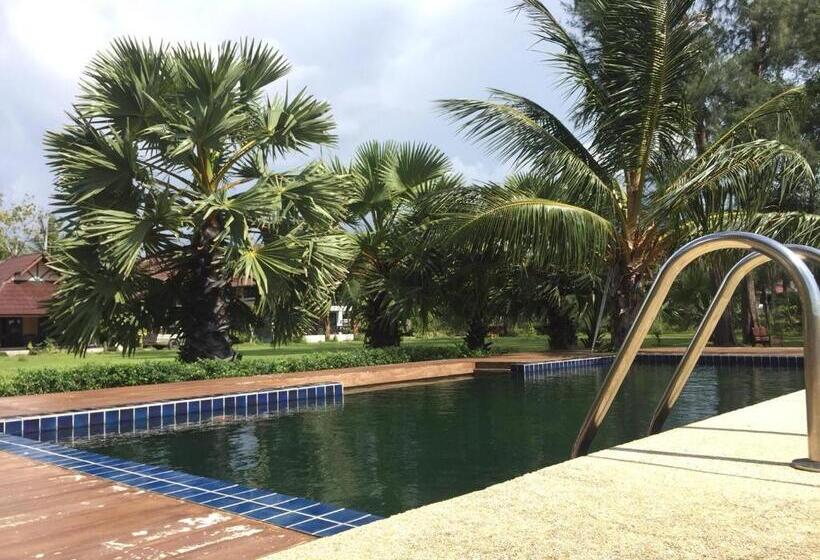 هتل The Chevalley Beach Resort