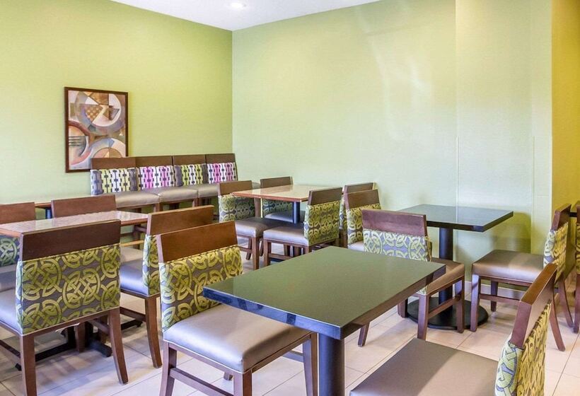 Отель Comfort Inn & Suites Near Tinley Park Amphitheater
