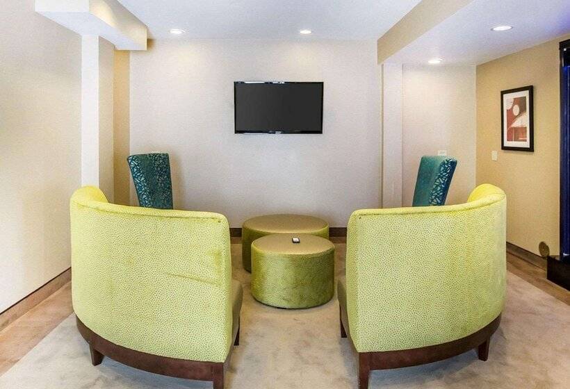 Отель Comfort Inn & Suites Near Tinley Park Amphitheater