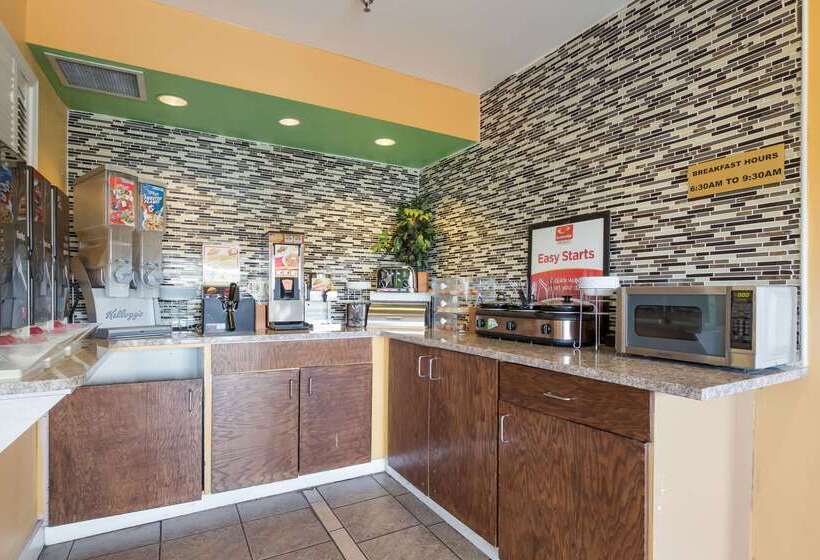 בית מלון כפרי Econo Lodge Inn & Suites I 65