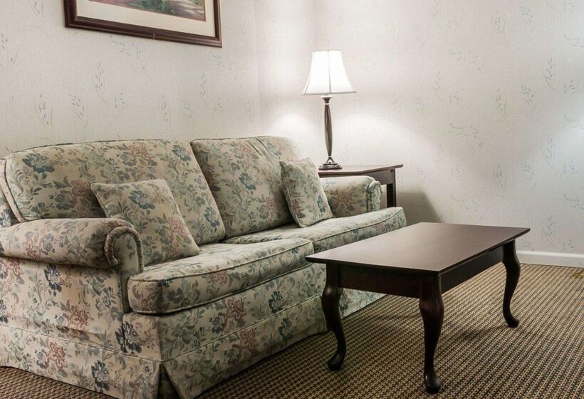 هتل Econo Lodge & Suites