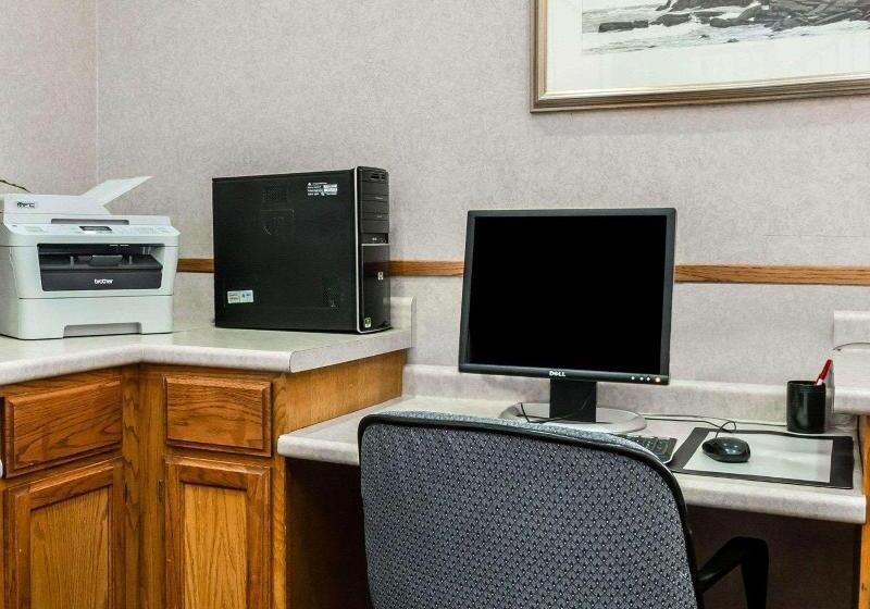 هتل Econo Lodge & Suites
