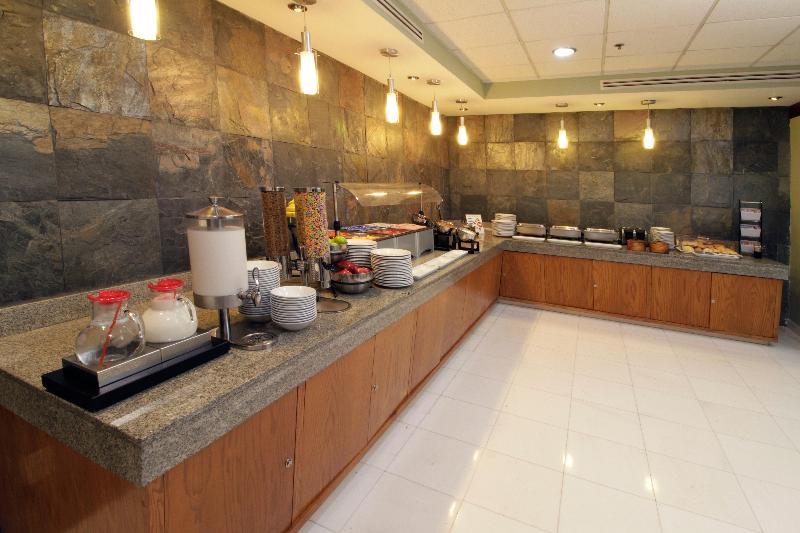 هتل Holiday Inn Express & Suites Irapuato