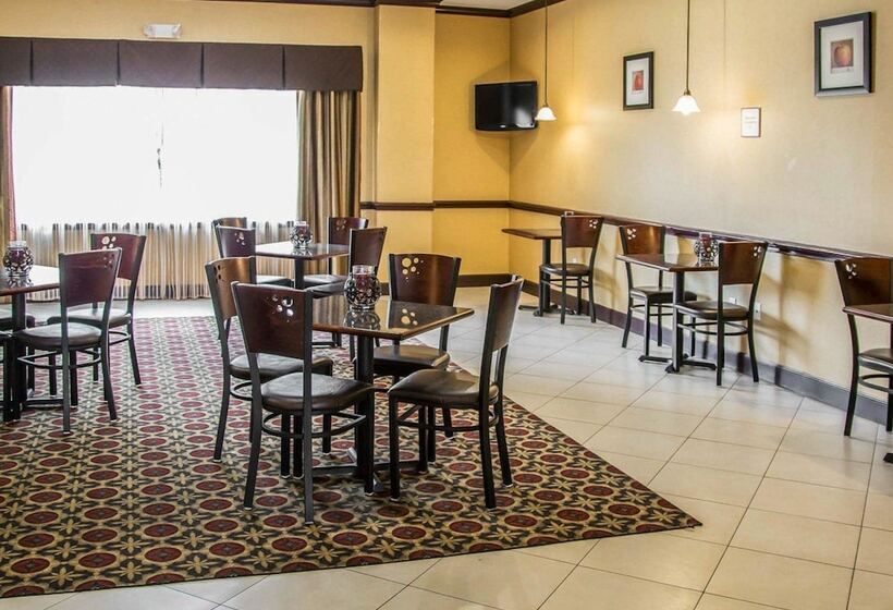 בית מלון כפרי Sleep Inn & Suites University