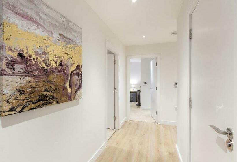 هتل 2 Bed Property Close To Heathrow Airport