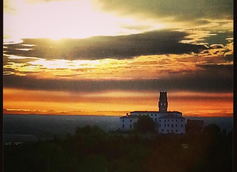 تختخواب و صبحانه Pie Castello