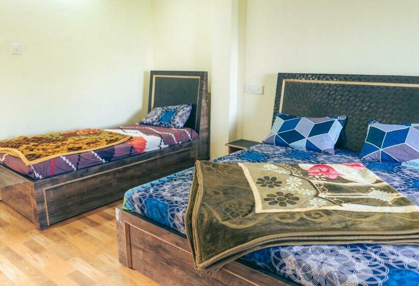 فندق Midway Restaurants & Guest House