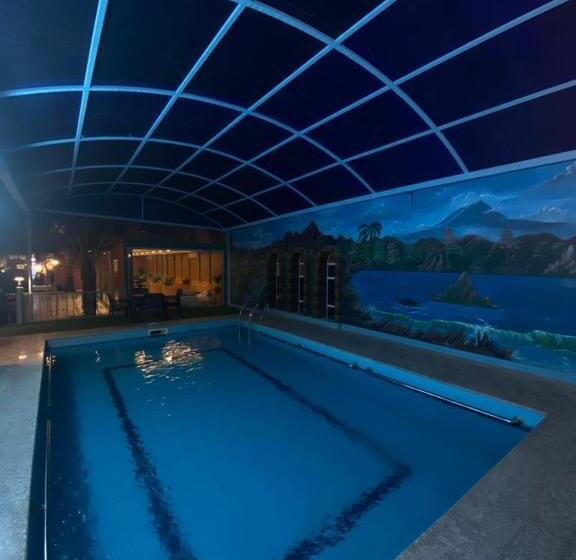 فندق ادوماتو Adomato