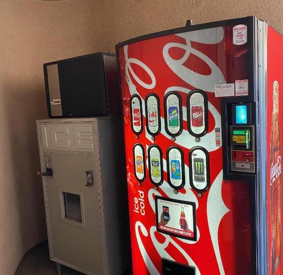 فندق على الطريق New Century Inn