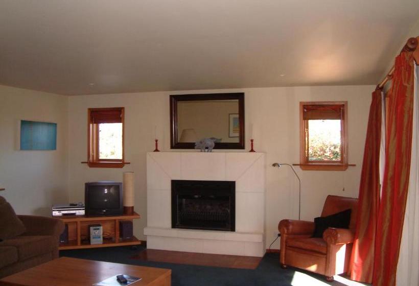 هتل Whitestone Cottages