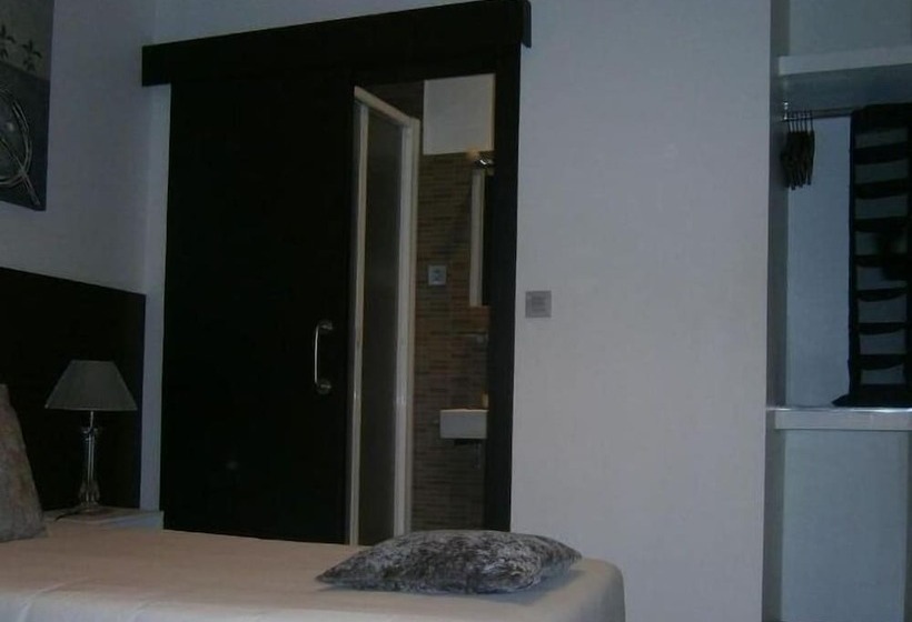 Thc Latina Hostel