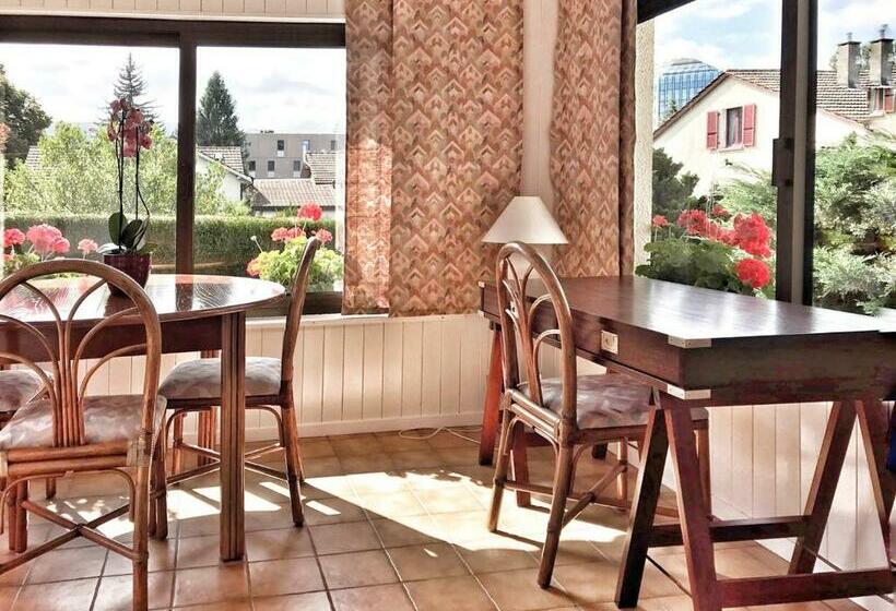 مبيت وإفطار Lindo Lugar   Just A 7 Minute Walk From The Airport