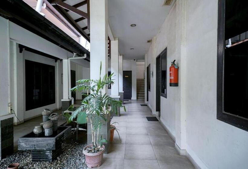 هتل Reddoorz @ Avros Guest House Medan