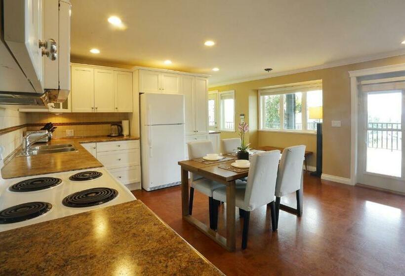 ペンション Lovely J Home  Stunning River View Cozy Two Bedroom Private Suite