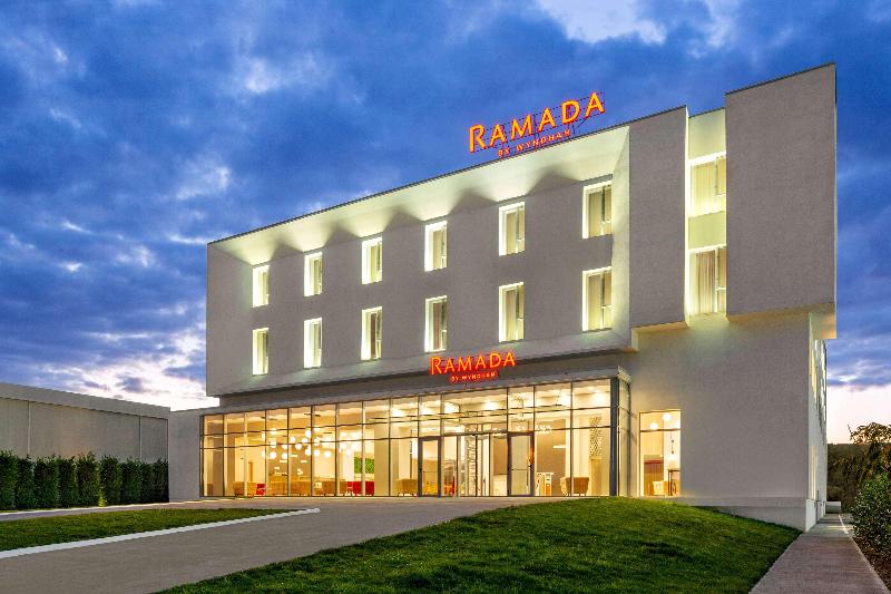 هتل Ramada By Wyndham Targu Jiu