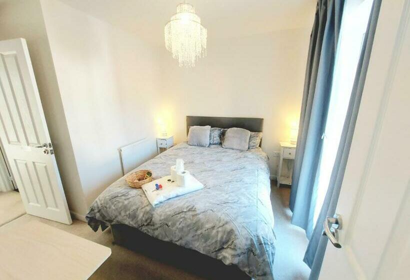 مبيت وإفطار 3 Guests In A 3 Bed House, Kitchen, Smart Tv In All Rooms, Single,double,ensuite Options Available
