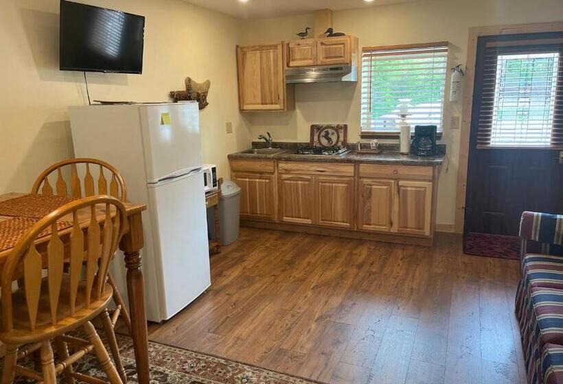 בית מלון כפרי Creekside Downtown Vacation Suites, Only Adults 25 Or Older