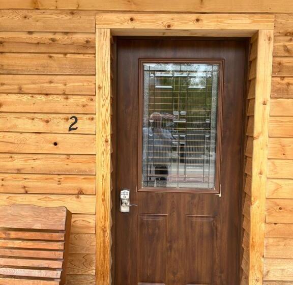 בית מלון כפרי Creekside Downtown Vacation Suites, Only Adults 25 Or Older