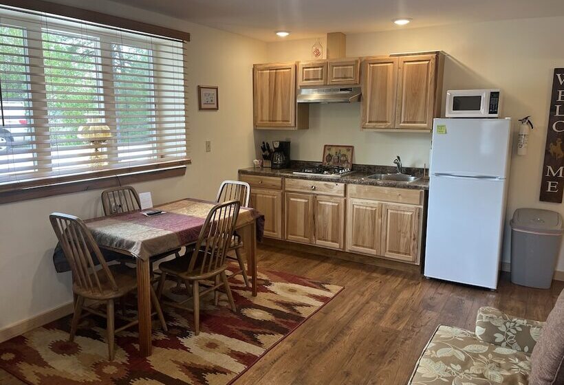 בית מלון כפרי Creekside Downtown Vacation Suites, Only Adults 25 Or Older