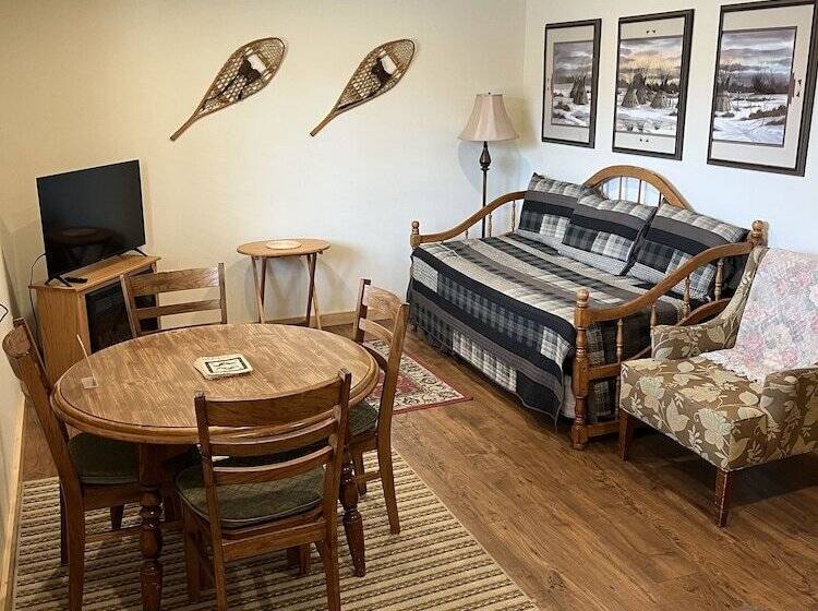 בית מלון כפרי Creekside Downtown Vacation Suites, Only Adults 25 Or Older